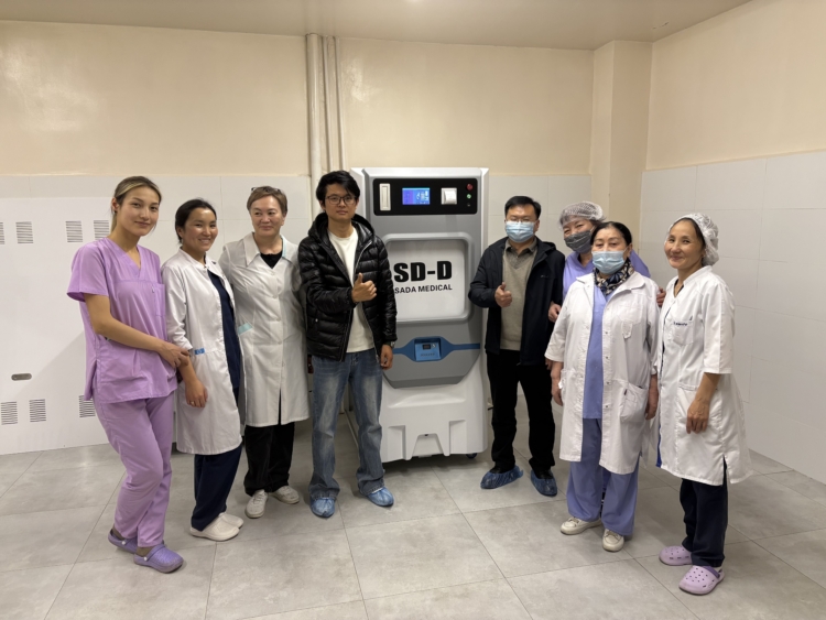 The-Sada-medical-team-took-a-friendly-photo-with-the-Kyrgyz-medical-staff