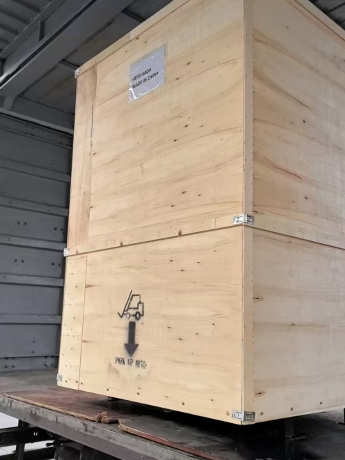 The sterilizer is loaded into a transport wooden box for loading and transportation