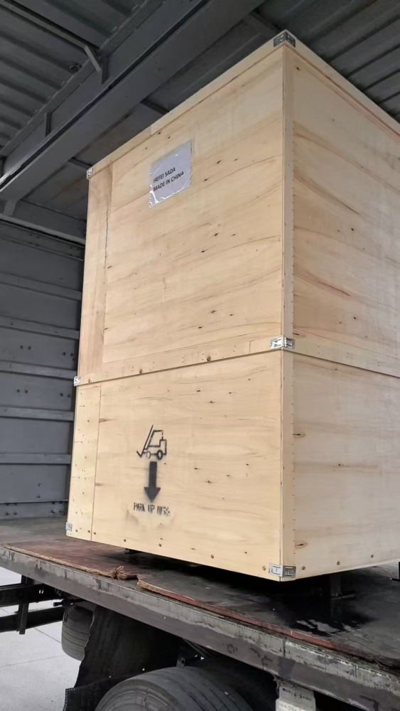 The sterilizer is loaded into a transport wooden box for loading and transportation