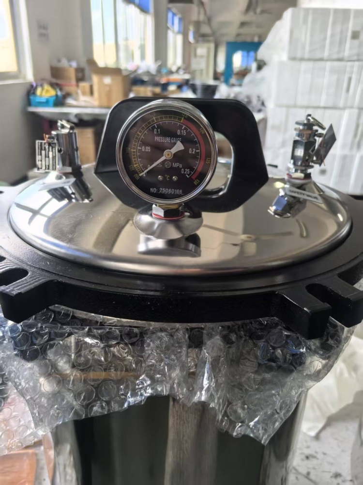 Compact electric and LPG-heated laboratory autoclave