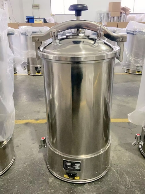 Easy-to-use hand wheel and automatic shut-off feature of SD-PO 24L autoclave