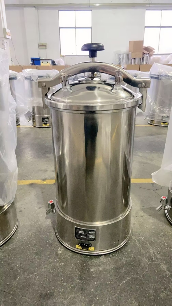 Easy-to-use hand wheel and automatic shut-off feature of SD-PO 24L autoclave